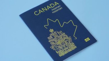 Koyu beton arka planda, uluslararası seyahat yapan bir Kanada vatandaşının uluslararası pasaportu
