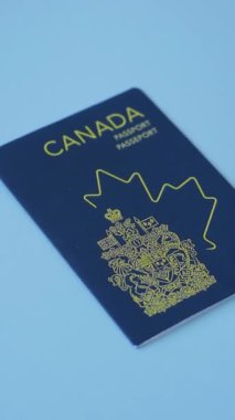 Koyu beton arka planda, uluslararası seyahat yapan bir Kanada vatandaşının uluslararası pasaportu