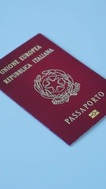 Koyu beton arka planda bir İtalyan vatandaşının uluslararası pasaportu, uluslararası seyahat