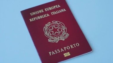 Koyu beton arka planda bir İtalyan vatandaşının uluslararası pasaportu, uluslararası seyahat