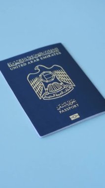 Birleşik Arap Emirlikleri vatandaşının uluslararası pasaportu koyu beton arka planda, uluslararası seyahat