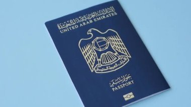 Birleşik Arap Emirlikleri vatandaşının uluslararası pasaportu koyu beton arka planda, uluslararası seyahat