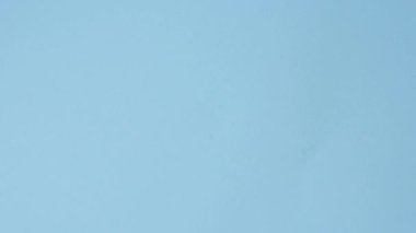 Uluslararası pasaport koyu beton arka planda bir Fransız vatandaşı, uluslararası seyahat