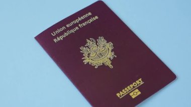 Uluslararası pasaport koyu beton arka planda bir Fransız vatandaşı, uluslararası seyahat