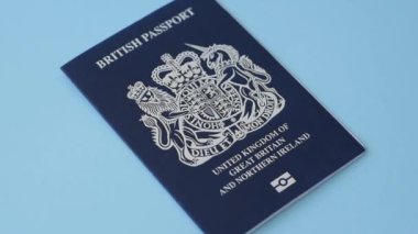 Büyük Britanya vatandaşının uluslararası pasaportu koyu beton arka planda, uluslararası seyahat