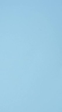 Koyu beton arka planda bir Japon vatandaşının uluslararası pasaportu, uluslararası seyahat