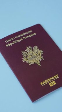 Uluslararası pasaport koyu beton arka planda bir Fransız vatandaşı, uluslararası seyahat