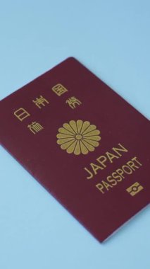 Koyu beton arka planda bir Japon vatandaşının uluslararası pasaportu, uluslararası seyahat