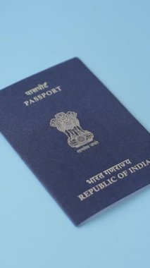 Uluslararası pasaport. Koyu beton arka plan, uluslararası seyahat.