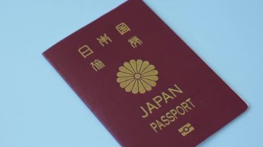 Koyu beton arka planda bir Japon vatandaşının uluslararası pasaportu, uluslararası seyahat