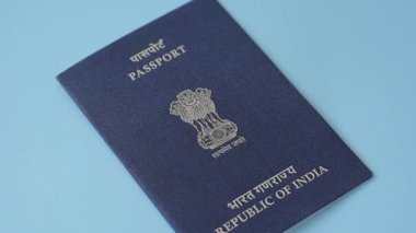 Uluslararası pasaport. Koyu beton arka plan, uluslararası seyahat.