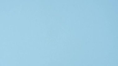 Uluslararası pasaport. Koyu beton arka plan, uluslararası seyahat.