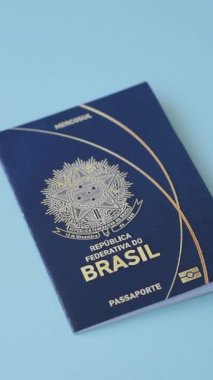 Brezilya vatandaşının uluslararası pasaportu koyu beton arka planda, uluslararası seyahat