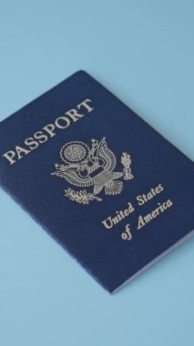 ABD vatandaşının uluslararası pasaportu koyu beton arka planda, uluslararası seyahat