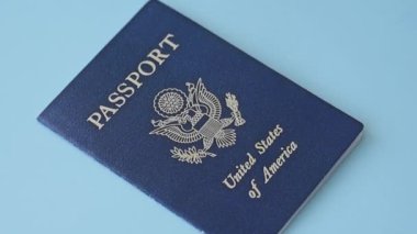 ABD vatandaşının uluslararası pasaportu koyu beton arka planda, uluslararası seyahat