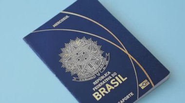 Brezilya vatandaşının uluslararası pasaportu koyu beton arka planda, uluslararası seyahat
