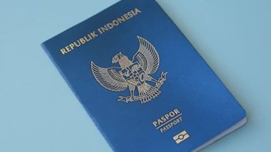 Uluslararası pasaport, Endonezya vatandaşı koyu beton arka planda, uluslararası seyahat