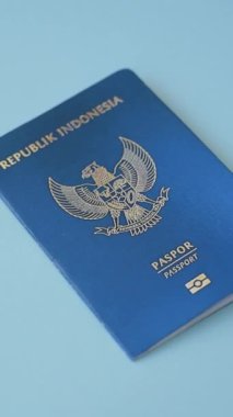 Uluslararası pasaport, Endonezya vatandaşı koyu beton arka planda, uluslararası seyahat