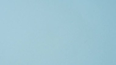 Çin vatandaşının uluslararası pasaportu koyu beton arka planda, uluslararası seyahat