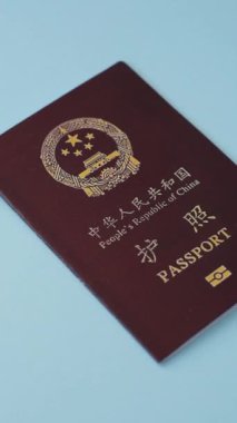 Çin vatandaşının uluslararası pasaportu koyu beton arka planda, uluslararası seyahat