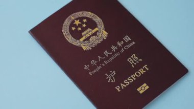 Çin vatandaşının uluslararası pasaportu koyu beton arka planda, uluslararası seyahat
