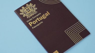 Portekiz vatandaşının uluslararası pasaportu koyu beton arka planda, uluslararası seyahat