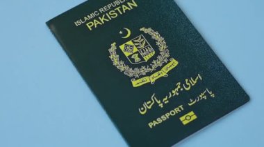Pakistan vatandaşının uluslararası pasaportu koyu beton arka planda, uluslararası seyahat