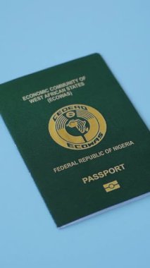 Koyu beton arka planda bir Japon vatandaşının uluslararası pasaportu, uluslararası seyahat