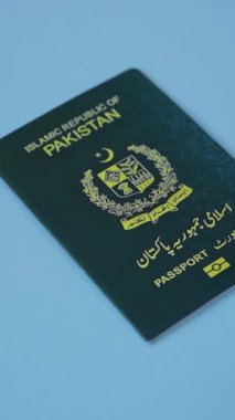 Pakistan vatandaşının uluslararası pasaportu koyu beton arka planda, uluslararası seyahat