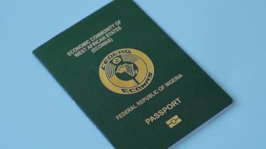 Koyu beton arka planda bir Japon vatandaşının uluslararası pasaportu, uluslararası seyahat