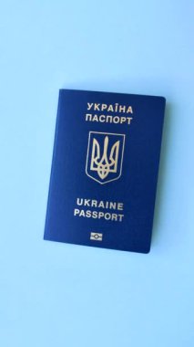 Ukrayna vatandaşının uluslararası pasaportu koyu beton arka planda, uluslararası seyahat