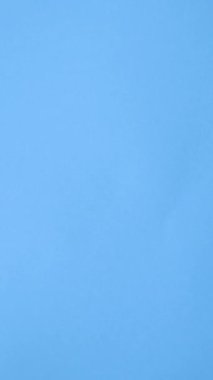 Ukrayna vatandaşının uluslararası pasaportu koyu beton arka planda, uluslararası seyahat