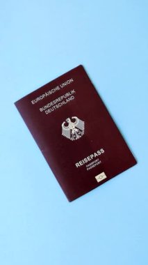 Almanya vatandaşının uluslararası pasaportu koyu beton arka planda, uluslararası seyahat