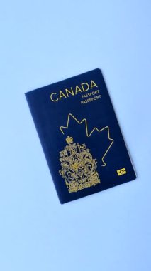 Koyu beton arka planda, uluslararası seyahat yapan bir Kanada vatandaşının uluslararası pasaportu