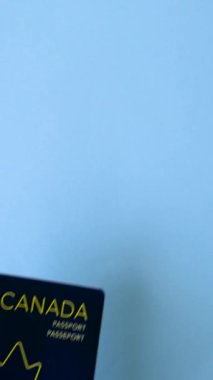 Koyu beton arka planda, uluslararası seyahat yapan bir Kanada vatandaşının uluslararası pasaportu