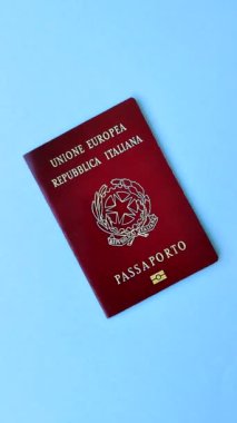 Koyu beton arka planda bir İtalyan vatandaşının uluslararası pasaportu, uluslararası seyahat