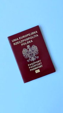 Polonya vatandaşının uluslararası pasaportu koyu beton arka planda, uluslararası seyahat