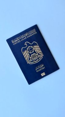 Birleşik Arap Emirlikleri vatandaşının uluslararası pasaportu koyu beton arka planda, uluslararası seyahat