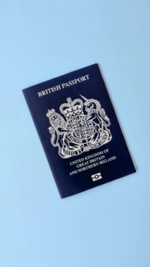 Büyük Britanya vatandaşının uluslararası pasaportu koyu beton arka planda, uluslararası seyahat