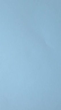 Büyük Britanya vatandaşının uluslararası pasaportu koyu beton arka planda, uluslararası seyahat