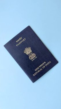 Uluslararası pasaport. Koyu beton arka plan, uluslararası seyahat.