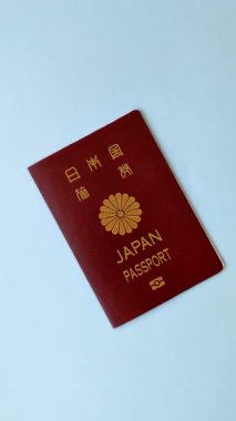 Koyu beton arka planda bir Japon vatandaşının uluslararası pasaportu, uluslararası seyahat