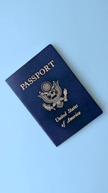 ABD vatandaşının uluslararası pasaportu koyu beton arka planda, uluslararası seyahat