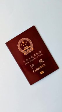 Çin vatandaşının uluslararası pasaportu koyu beton arka planda, uluslararası seyahat