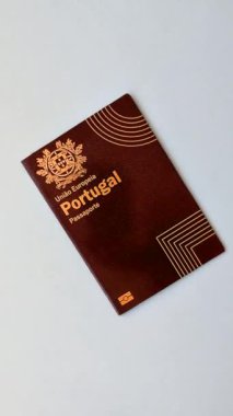 Portekiz vatandaşının uluslararası pasaportu koyu beton arka planda, uluslararası seyahat
