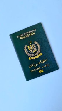 Pakistan vatandaşının uluslararası pasaportu koyu beton arka planda, uluslararası seyahat