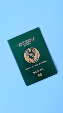 Koyu beton arka planda bir Japon vatandaşının uluslararası pasaportu, uluslararası seyahat