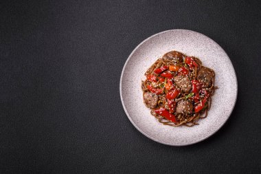 Lezzetli baharatlı Asya yemeği sobası karabuğday eriştesi, sığır eti, sebze, tuz ve baharat.