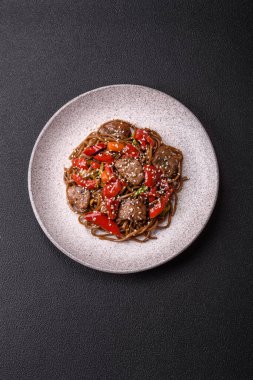 Lezzetli baharatlı Asya yemeği sobası karabuğday eriştesi, sığır eti, sebze, tuz ve baharat.