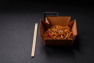 Erişte, tavuk, acı biber, sebze, tuz ve baharatlı nefis Asya yemekleri.